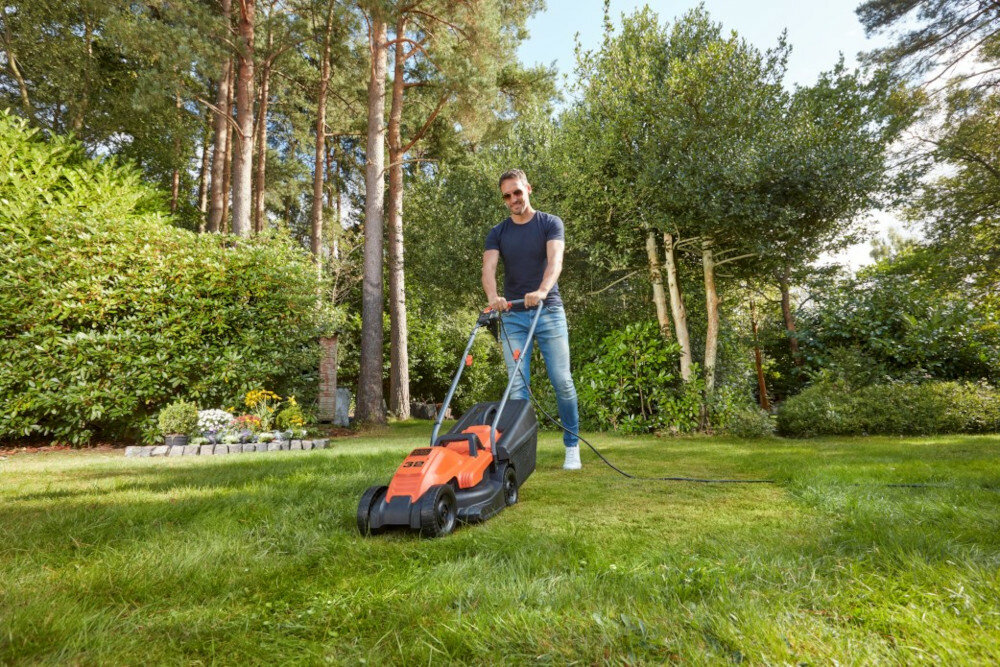 Kosiarka elektryczna Black&Decker BEMW451 1200W silnik moc 1200W obszar koszenia noże metalowe szerokość robocza 32 cm wysokość 20-60 mm regulacja wysokości koszenia dźwignia 3 różnych pozycjach