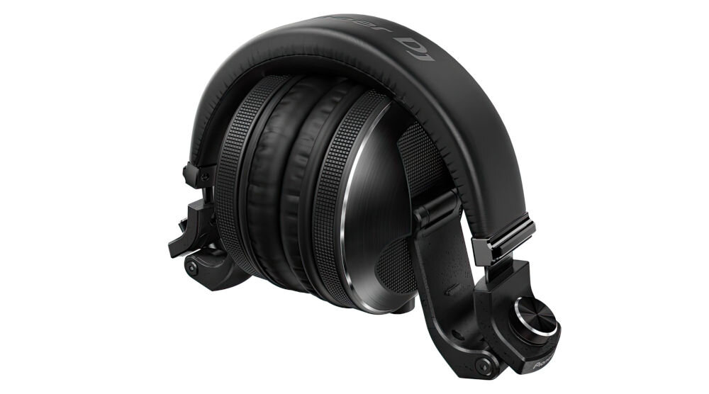 Słuchawki nauszne PIONEER HDJ-X10 precyzyjne monitorowanie dźwięku, dynamika 106 dB, impedancja 32 Ω, złożone słuchawki nauszne po skosie na białym tle