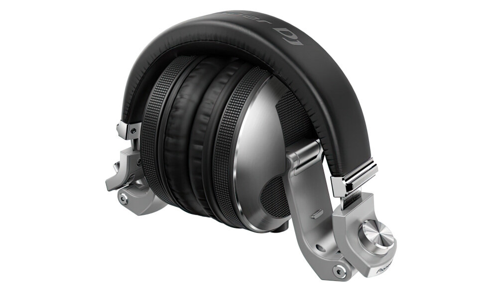 Słuchawki nauszne PIONEER HDJ-X10 wytrzymała metalowa konstrukcja, stabilność, złożone słuchawki nauszne po skosie na białym tle
