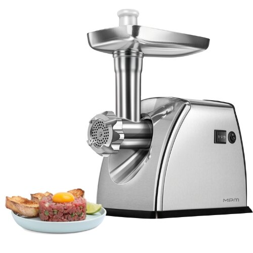 Maszynka do mielenia mięsa MMM-07M. Obok talerz z tatarem i grzankami.