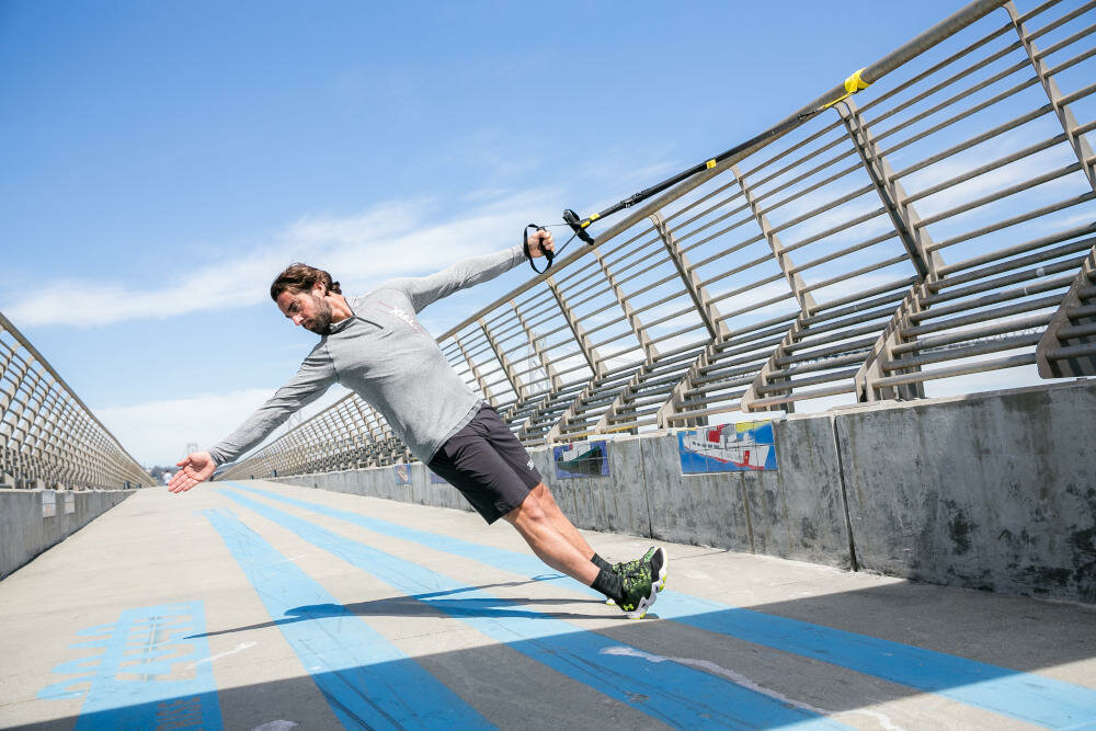 TRX budowa mięśnie spalanie tkanka tłuszczowa cardio poprawa elastyczność ciało sportowcy kontuzja