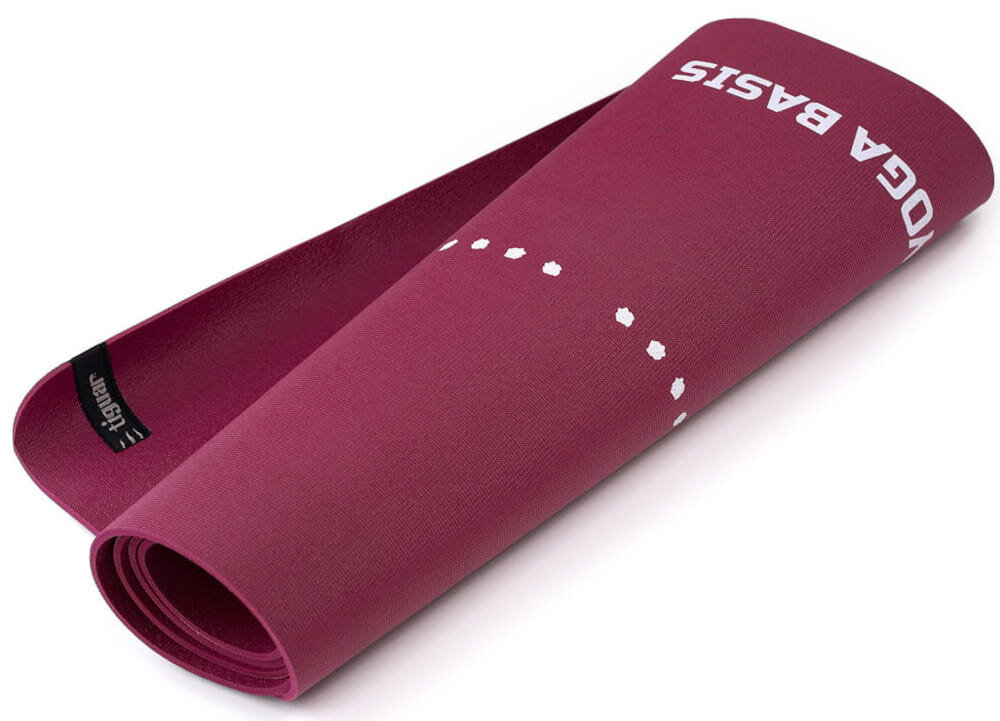 Mata do jogi TIGUAR Yoga Basis Fioletowy zwinięta mata na białym tle możliwość łatwego zwijania oraz średnica 10 cm po zrolowaniu metalowe oczka umożliwiają zawieszenie na wieszaku lub stojaku