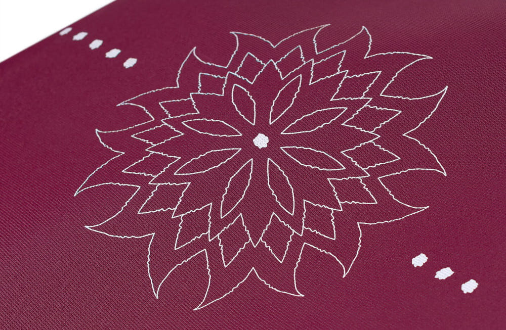 Mata do jogi TIGUAR Yoga Basis Fioletowy zbliżenie na print widok na mandale estetycznie wykonana trwały nadruk mandali nie ściera się podczas regularnego użytkowania wyrazisty design linia z kocich cętek wzdłuż całej maty ułatwia też orientację w ustawieniu ciała na macie