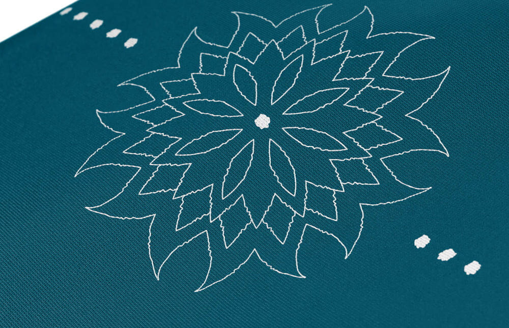 Mata do jogi TIGUAR Yoga Basis Niebieski zbliżenie na print widok na mandale estetycznie wykonana trwały nadruk mandali nie ściera się podczas regularnego użytkowania wyrazisty design linia z kocich cętek wzdłuż całej maty ułatwia też orientację w ustawieniu ciała na macie