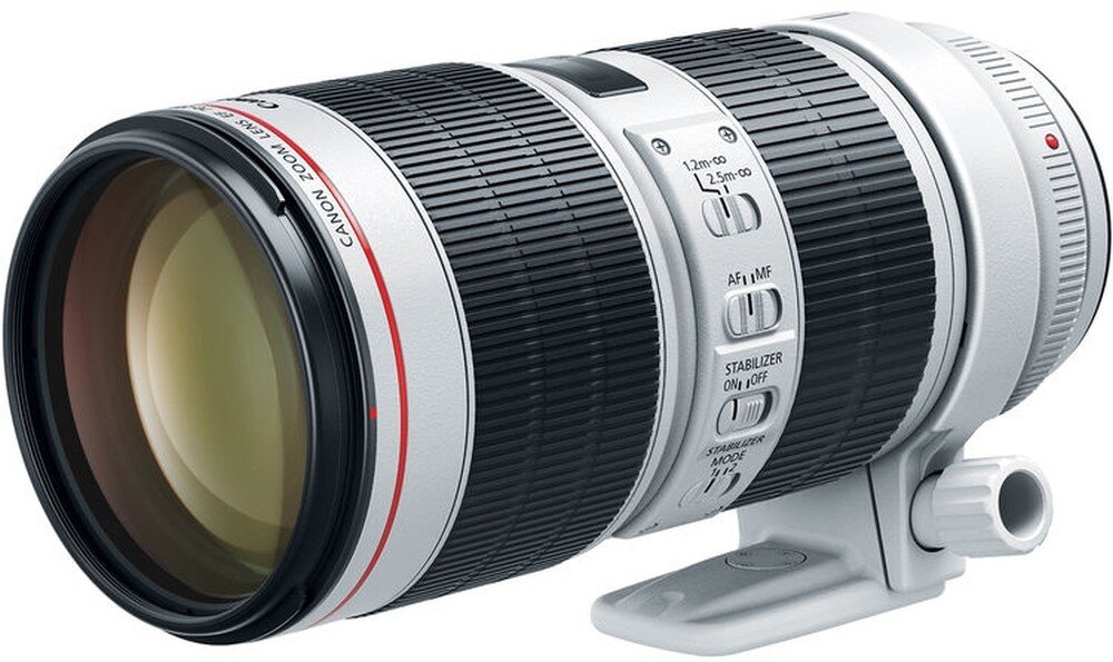 Obiektyw CANON EF 70-200 mm f-2.8L IS III USM z przodu pod kątem