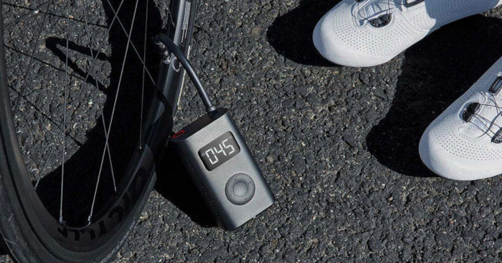 Pompka rowerowa XIAOMI Mi Portable Air Pump wbudowany wyswietlacz LED wbudowany akumulator litowo-jonowy pojemnosc 2,0 Ah
