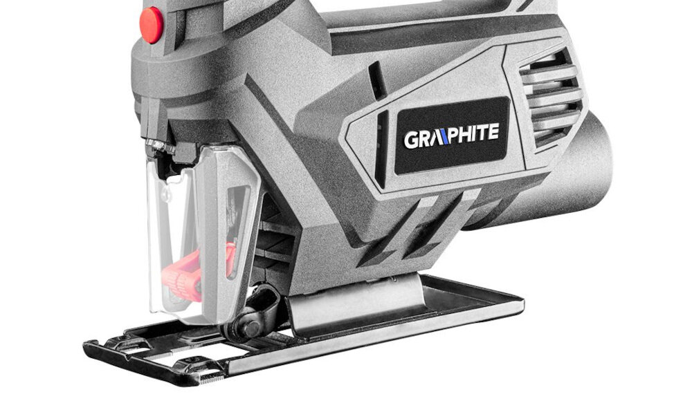 Wyrzynarka GRAPHITE 58G047 3-stopniowa regulacja ruchu wahadłowego układ zdmuchiwania z odprowadzaniem pyłu z powierzchni do cięcia prostego możliwość cięcia pod kątem w zakresie 0-45 stopni dioda LED możliwość podłączenia do odkurzacza uniwersalne mocowanie osprzętu brzeszczoty typu T cięcie w drewnie na głębokość do 55 mm w stali do 6 mm waga 1,8 kg