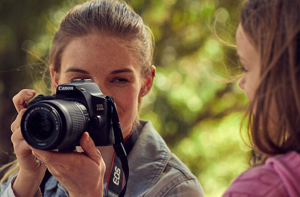 Aparat CANON EOS 250D zasilanie ostrość filmy nagrywanie obudowa rozdzielczość AF zdjęcia matryca obiektyw