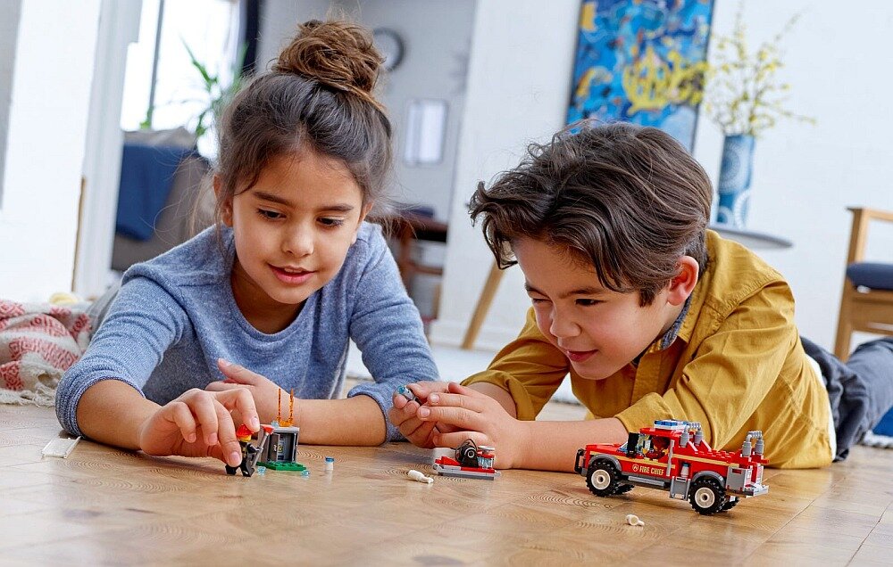 LEGO City Terenówka komendantki straży pożarnej 60231 zabawa