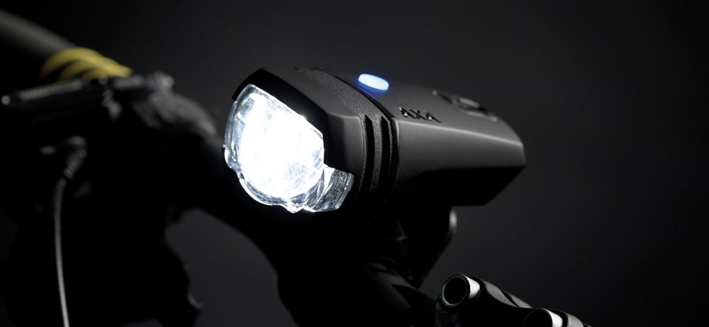 Lampka rowerowa AXA Greenline 35 widok specjalna optyka włączona