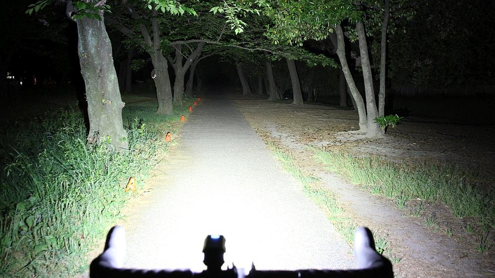 Lampka rowerowa CATEYE AMPP 800 widoczność