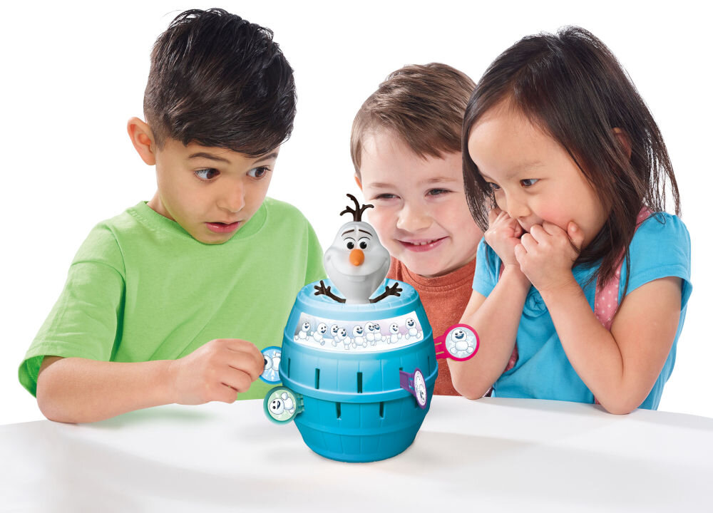 Gra zręcznościowa TOMY Disney Frozen Pop Up Beczka Olafa! T73038 Troje dzieci (chłopiec, dziewczynka i drugi chłopiec) z ekscytacją obserwuje, jak w grze Pop Up Olaf wkładają patyczki do beczki.
