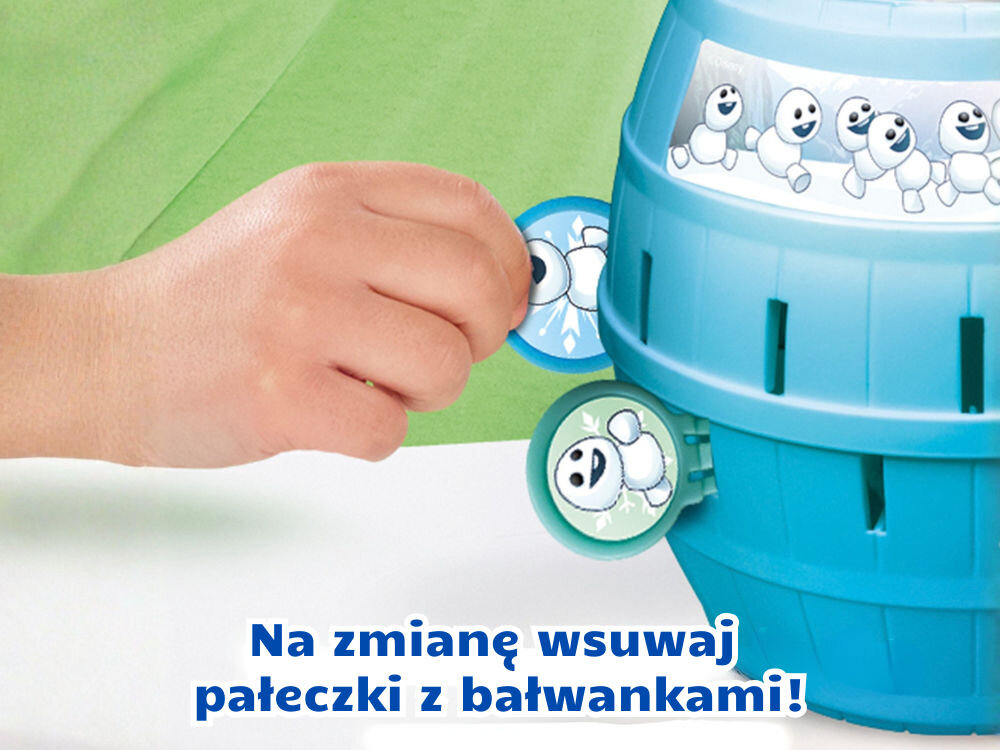 Gra zręcznościowa TOMY Disney Frozen Pop Up Beczka Olafa! T73038 Zbliżenie na rękę dziecka wkładającą patyczek z bałwankiem do niebieskiej beczki. Napis: 