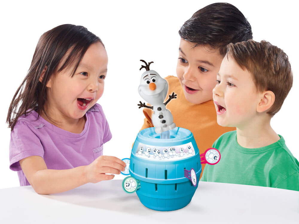 Gra zręcznościowa TOMY Disney Frozen Pop Up Beczka Olafa! T73038 Trójka dzieci (dziewczynka i dwóch chłopców) patrzy z radością na Olafa wyskakującego z beczki.