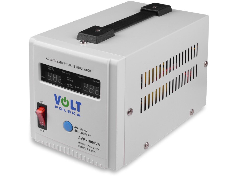 Stabilizator napięcia VOLT AVR Biała metalowa obudowa urządzenia stojąca pod kątem, wyposażona w czarny uchwyt na górze i otwory wentylacyjne na boku. Na froncie widoczny jest włącznik, wyświetlacz cyfrowy z parametrami pracy, diody sygnalizacyjne oraz przycisk sterujący pod logo producenta