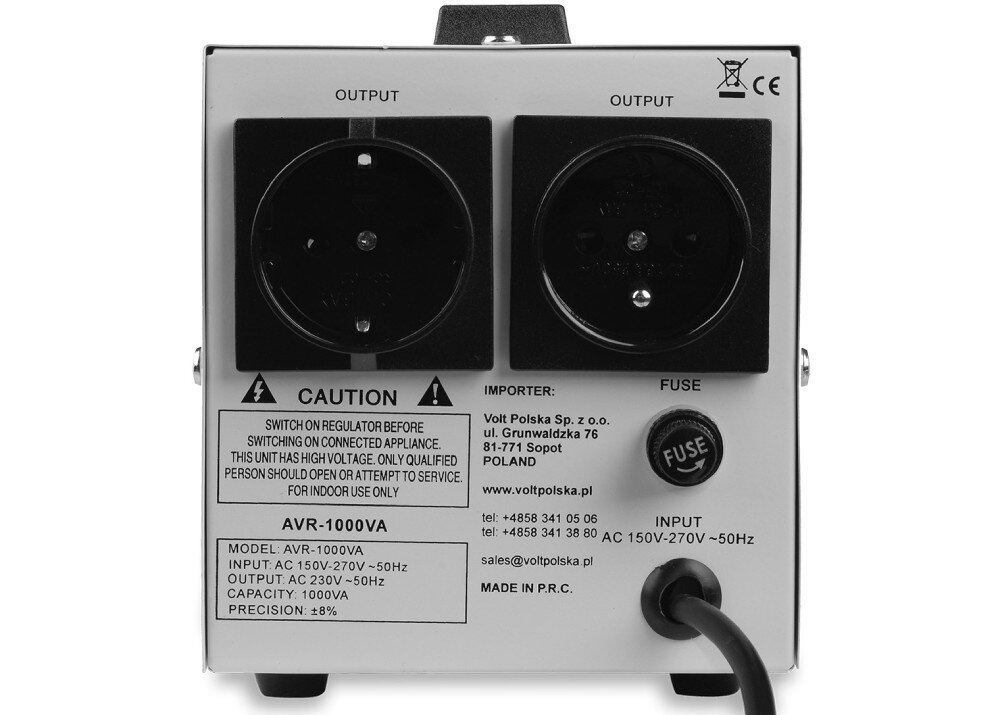 Stabilizator napięcia VOLT AVR Tylny panel urządzenia z czarnym wentylatorem za metalową osłoną oraz dwoma gniazdami wyjściowymi po prawej stronie. Na dole znajduje się biała pokrywa złącz i przycisk resetowania bezpiecznika, a w górnym rogu umieszczono etykietę z parametrami zasilania