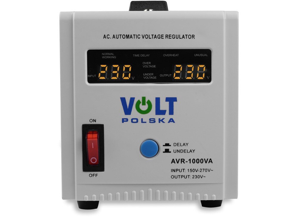 Stabilizator napięcia VOLT AVR Zbliżenie na cyfrowy wyświetlacz urządzenia pokazujący wartości napięcia wejściowego i wyjściowego oraz poziom obciążenia. Na czarnym tle ekranu świecą się kolorowe wskaźniki i cyfry, a poniżej znajduje się logo marki w kolorach niebieskim i zielonym

