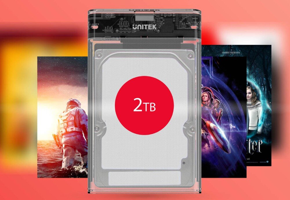 Obudowa dysku UNITEK S1103A Przezroczysta obudowa na dysk twardy z napisem 'UNITEK' widoczna na wprost, z umieszczonym w centralnej części dyskiem twardym z dużym, czerwonym kołem z napisem '2TB', a w tle, po bokach i z tyłu obudowy, rozmyte, nachodzące na siebie plakaty filmowe – jeden z astronautą na brzegu wody, drugi z grupą superbohaterów i trzeci z postacią kobiecą, na czerwono-pomarańczowym tle