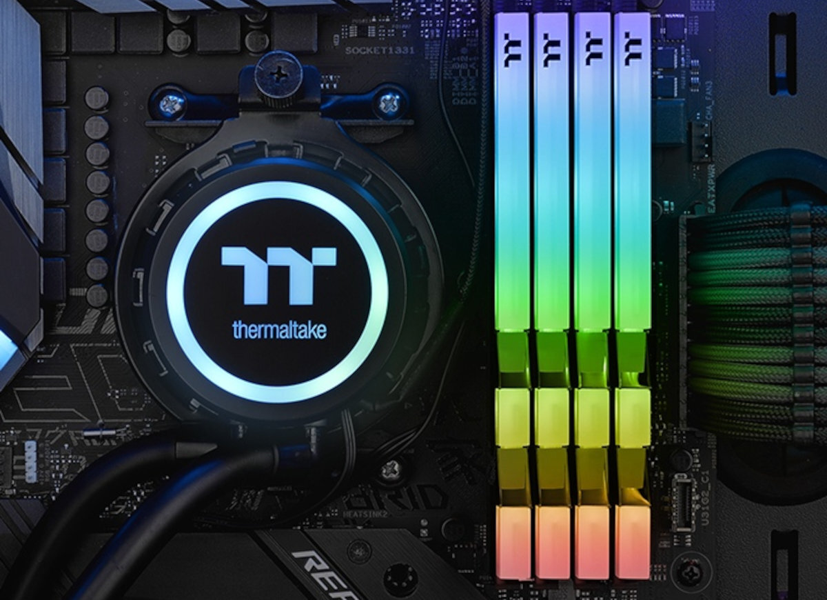 THERMALTAKE-TOUGHRAM-16GB-3200MHz-lifestyle3