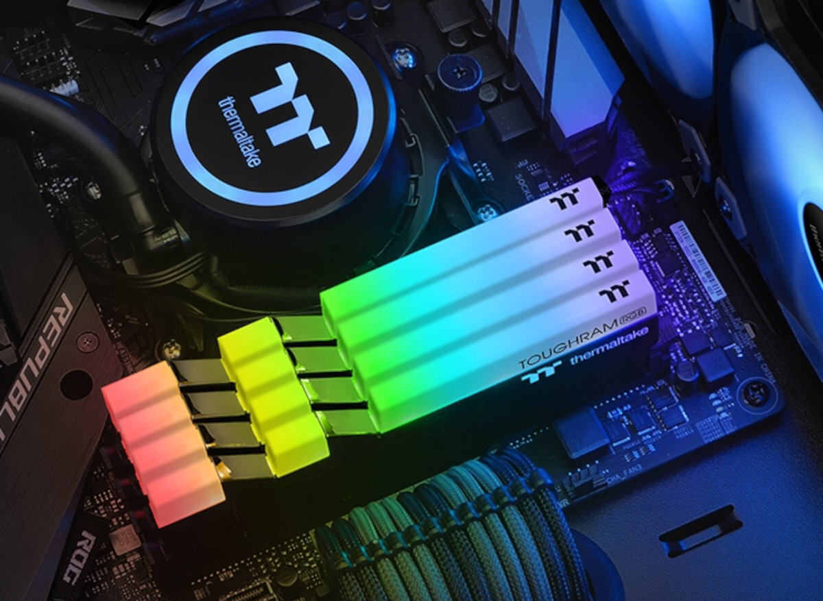 THERMALTAKE-TOUGHRAM-16GB-3200MHz-lifestyle2