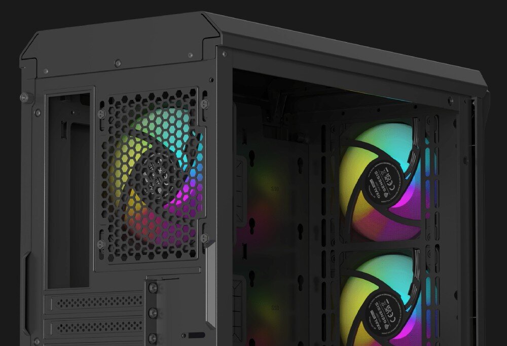 Obudowa GENESIS Irid 503 ARGB Widok na tylni wentylator oraz dwa dodatkowe wentylatory zamontowane pionowo na wewnętrznej stronie przedniego panelu. Podświetlenie RGB widoczne przez perforowaną powierzchnię, chłodzenie wodne, kompatybilność