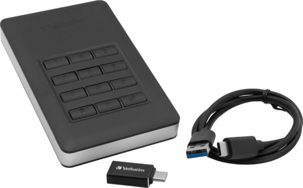 VERBATIM Store 'n' Go Secure Czarny dysk przenośny z kablem oraz adapterem na białym tle, zestaw