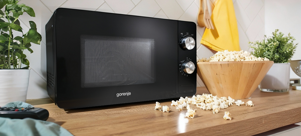 KUCHNIA MIKROFALOWA GORENJE MO20E1B front zamknięta popcorn pizza kuchnia mikrofale szybkie gotowanie błyskawiczne podgrzewanie oszczędność czasu równomierne podgrzewanie zachowanie smaku i jakości