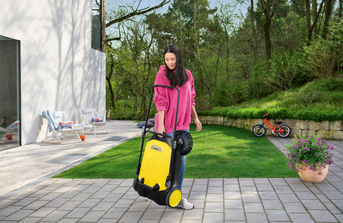 Підмітальна машина KARCHER S 4 Ергономіка Функціональність Мала вага Регульована ручка Бак 20л