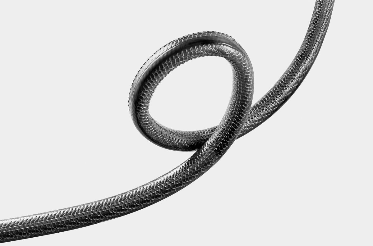 Wąż ogrodowy KARCHER PrimoFlex Premium 1/2 50 m 2.645-325.0, technologia, załamania, skręcanie, na białym tle wąż odcinek skręconego węża