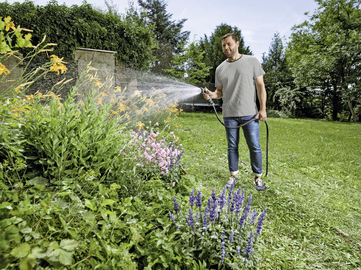 Wąż ogrodowy KARCHER PrimoFlex Premium 1/2 50 m 2.645-325.0, jadalne, podlewanie, substancje, szkodliwe, w tle ogród, mężczyzna podlewa wężem rośliny