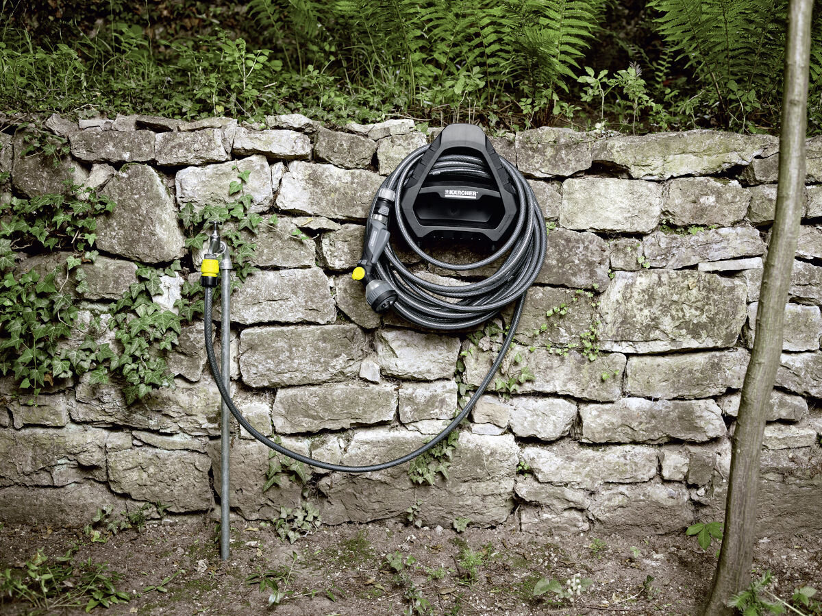 Wąż ogrodowy KARCHER PrimoFlex Premium 5/8 25 m 2.645-326.0, woda, wąż, podlewanie, ogród, na kamiennej ścianie zawieszony wąż karcher