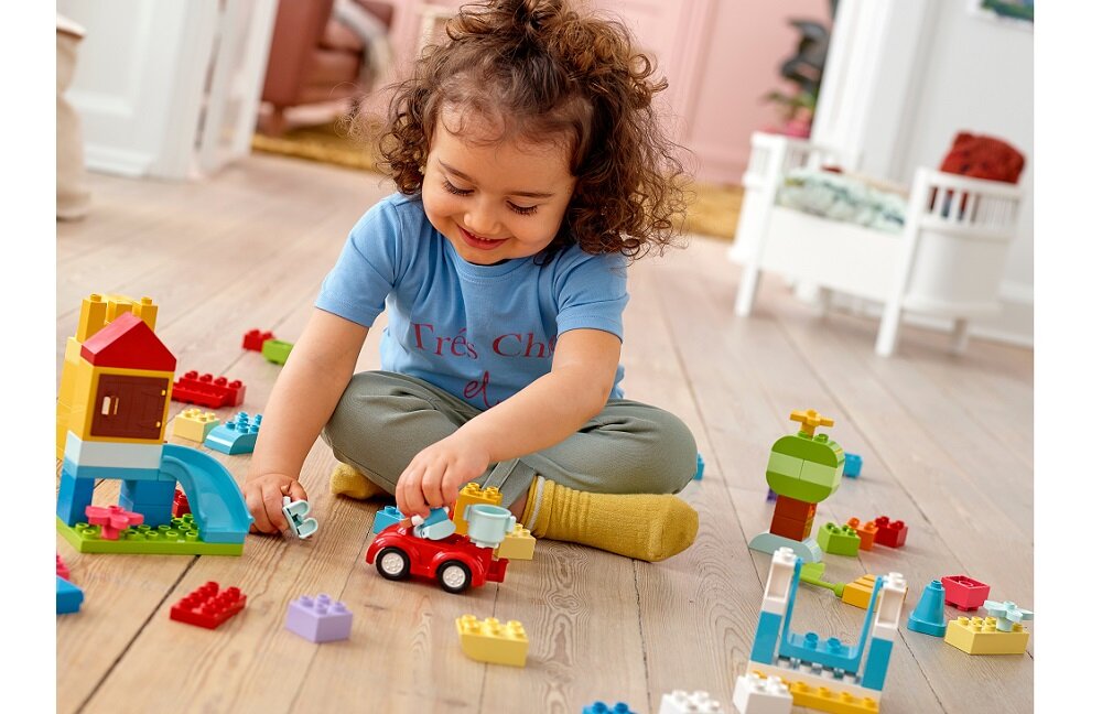 LEGO Duplo Pudełko z klockami Deluxe 10914 prawidłowy rozwój dziecka pobudza wyobraźnie wzmacnia koncentracje