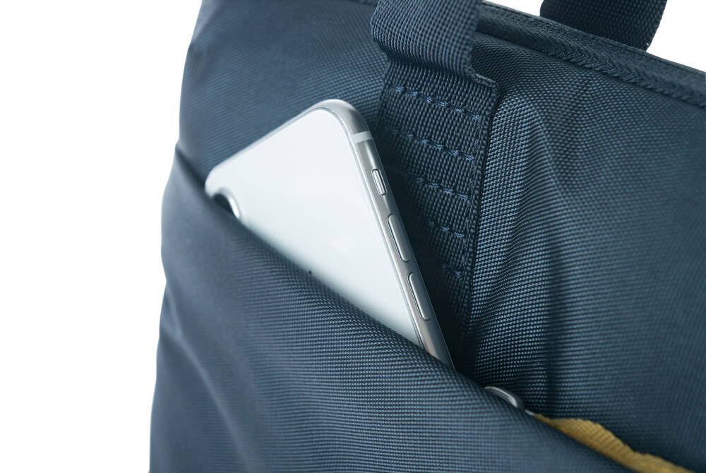 Niebieska torba z kieszenią, w której znajduje się srebrny smartfon. Materiał torby ma widoczną teksturę i przeszycia.