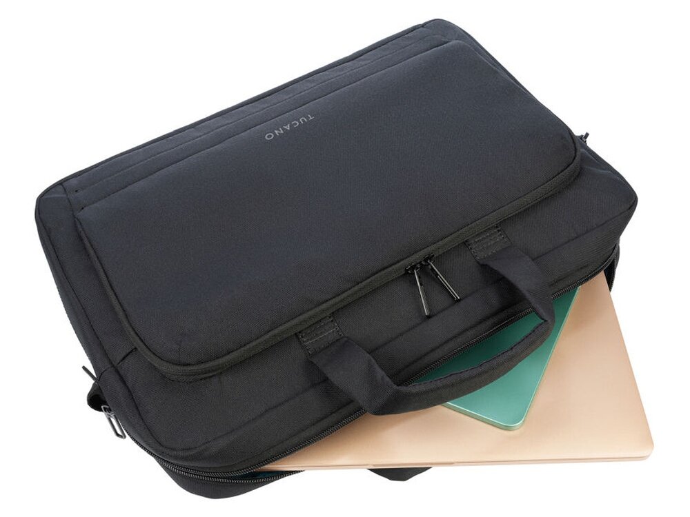 Czarne etui na laptopa z widocznym logo \'TUCANO\', częściowo otwarte, z wystającym laptopem w kolorze złotym i zielonym. Etui posiada uchwyty i zamki błyskawiczne.