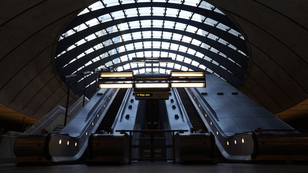 Obiektyw SONY E 18-135 mm F3.5-5.6 OSS schody na dworcu ogniskowe