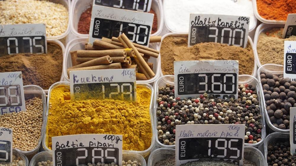 Obiektyw SONY E 18-135 mm F3.5-5.6 OSS zakres ogniskowych zdjęcie przypraw na straganie