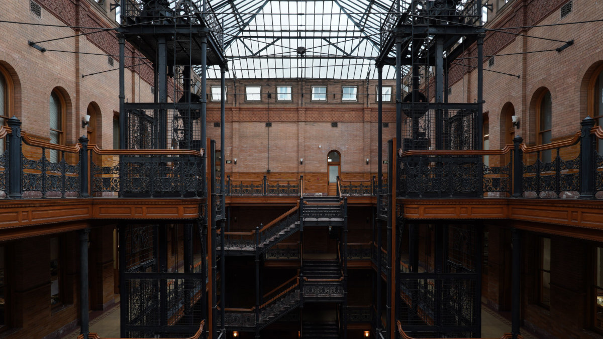 SONY E 16-55 mm powłoka Nano AR regularną nanostrukturę minimalizuje zakłócenia transmisji światła redukując odblaski niepożądane efekty poświata „duszki” ograniczeniu wewnętrznych odbić