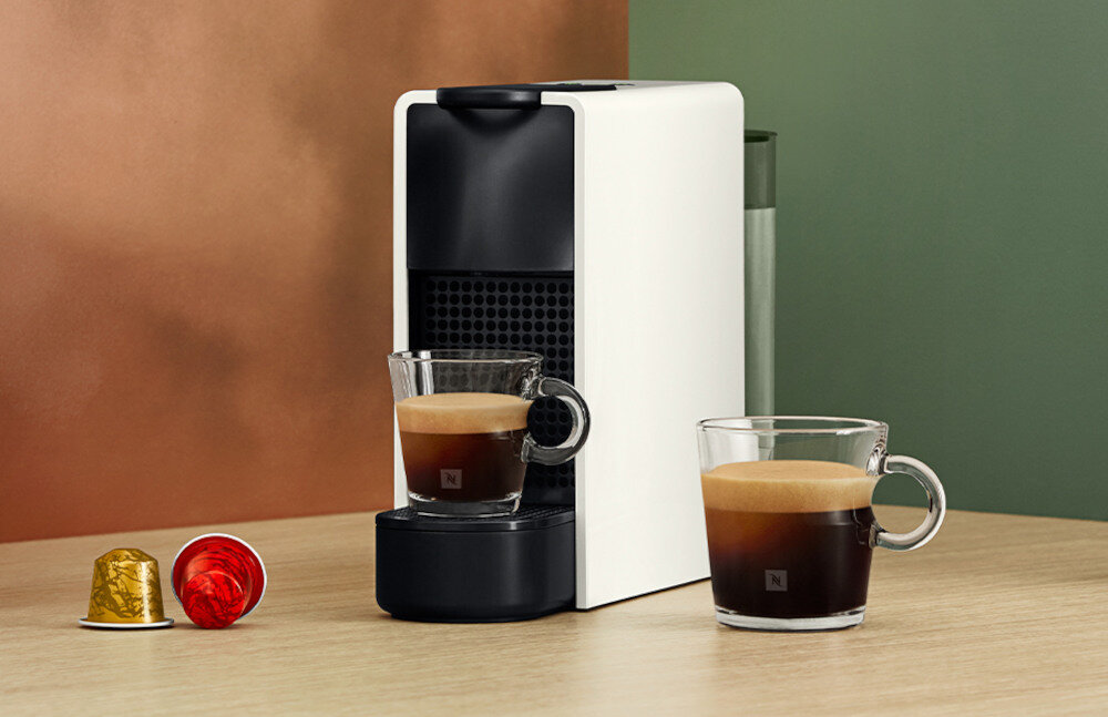 Ekspres KRUPS Nespresso Essenza Mini XN1101 Biały wygląd design prezentacja wizualizacja Twoja chwila z aromatem kawy