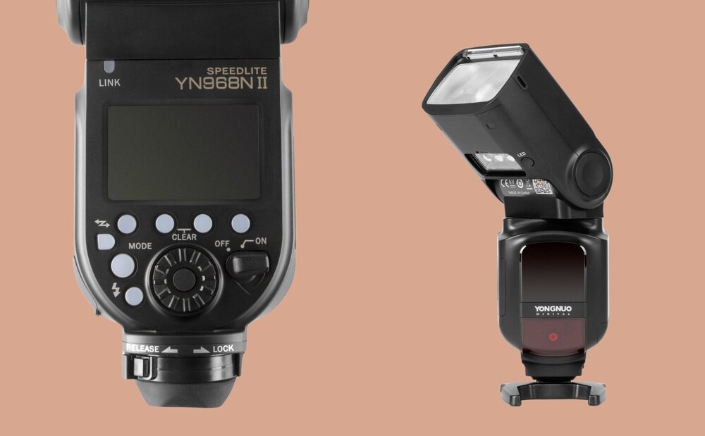 Lampa błyskowa Yongnuo YN968N II do Nikon od strony wyśiwtlacza oraz z widoczną diodą wymagania autofokusa z przekrzywioną głowicą