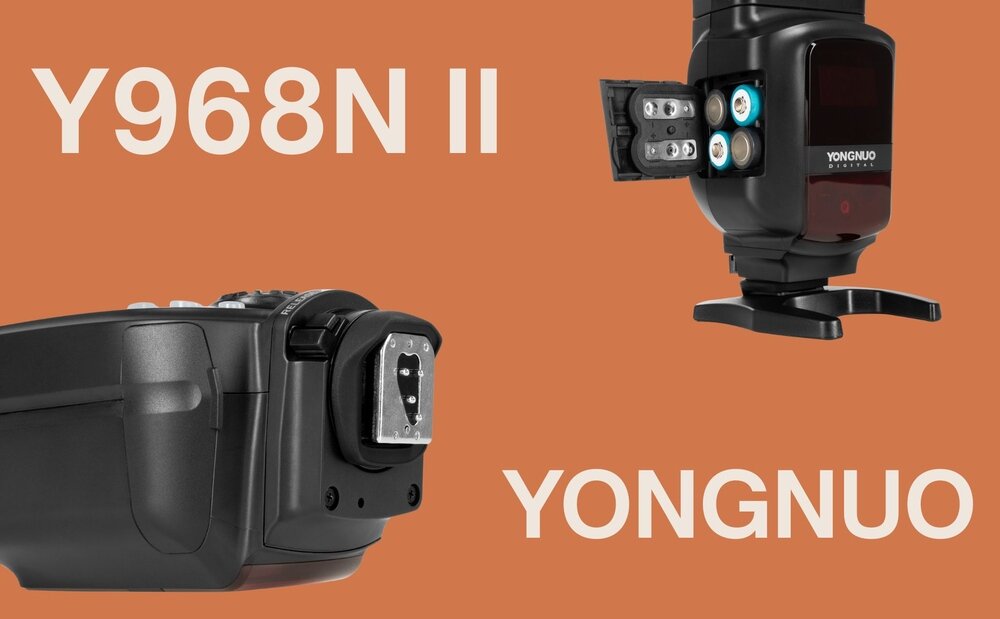 Lampa błyskowa Yongnuo YN968N II do Nikon z otwartą klapką baterii oraz od strony stopki