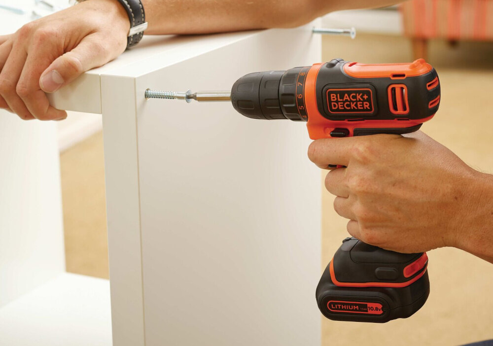 Wiertarko-wkrętarka BLACK&DECKER BDCDD12-QW silnik szczotkowy wysoka wydajnosc solidna praca szybkie przekazywanie mocy maksymalny moment obrotowy do 26 Nm predkosc bez obciazenia do 550 obr/min