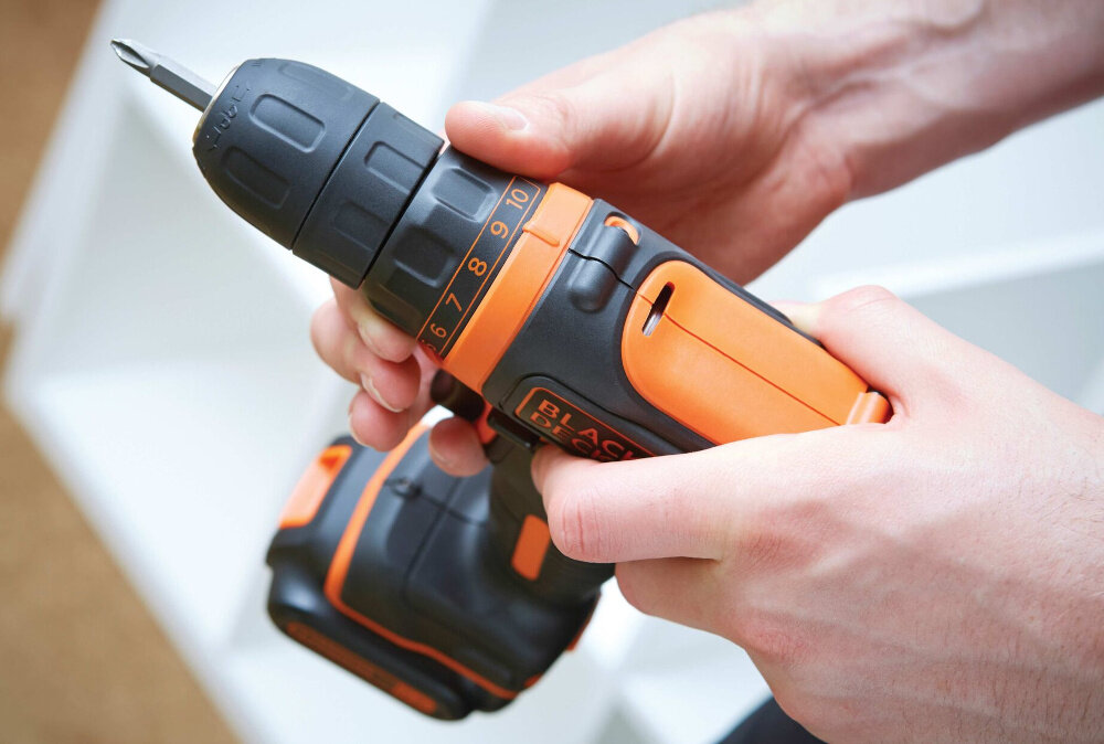 Wiertarko-wkrętarka BLACK&DECKER BDCDD12-QW regulacja sprzegla w 11 poziomach dostosowanie momentu obrotowego do wykonywanego zadania uniwersalnosc maksymalna srednica wiercenia w drewnie do 25 mm