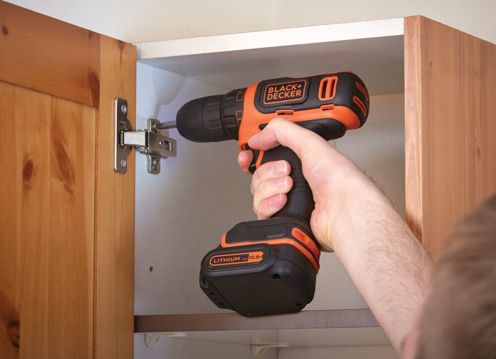 Wiertarko-wkrętarka BLACK&DECKER BDCDD12-QW funkcja zmiany kierunku obrotow prawo/lewo jasna lampka LED praca w trudno dostepnych slabo oswietlonych miejscach