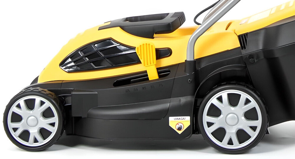 Kosiarka elektryczna LIDER KC1400A 1400W wytrzymałe koła o sporych gabarytach zmniejszają opory toczenia w rozmiarach 14 cm na przód 19 cm na tył na nierównych trawnikach