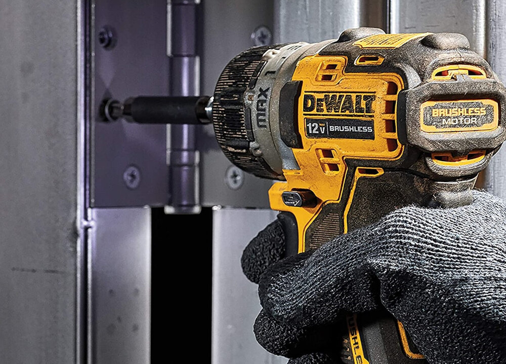 Wkrętarka DEWALT DCF601D2 silnik bezszczotkowy maksymalny moment obrotowy 57,5 Nm maksymalna predkosc do 1100 obr/min wbudowane podswietlenie LED oswietlenie miejsca pracy dobra widocznosc komfort uzytkowania