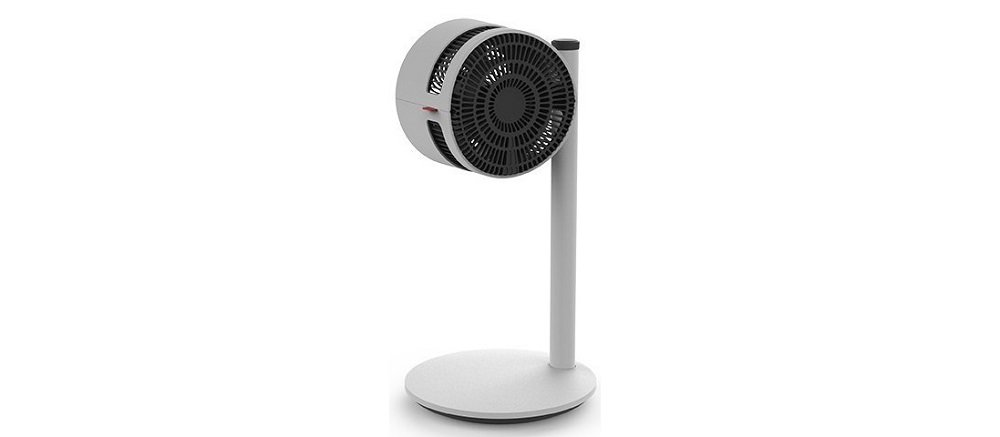 Wentylator o nowoczesnym designie z okrągłą podstawą i cylindryczną głowicą z kratką ochronną. Na obudowie widoczne jest logo \'BONECO\'.