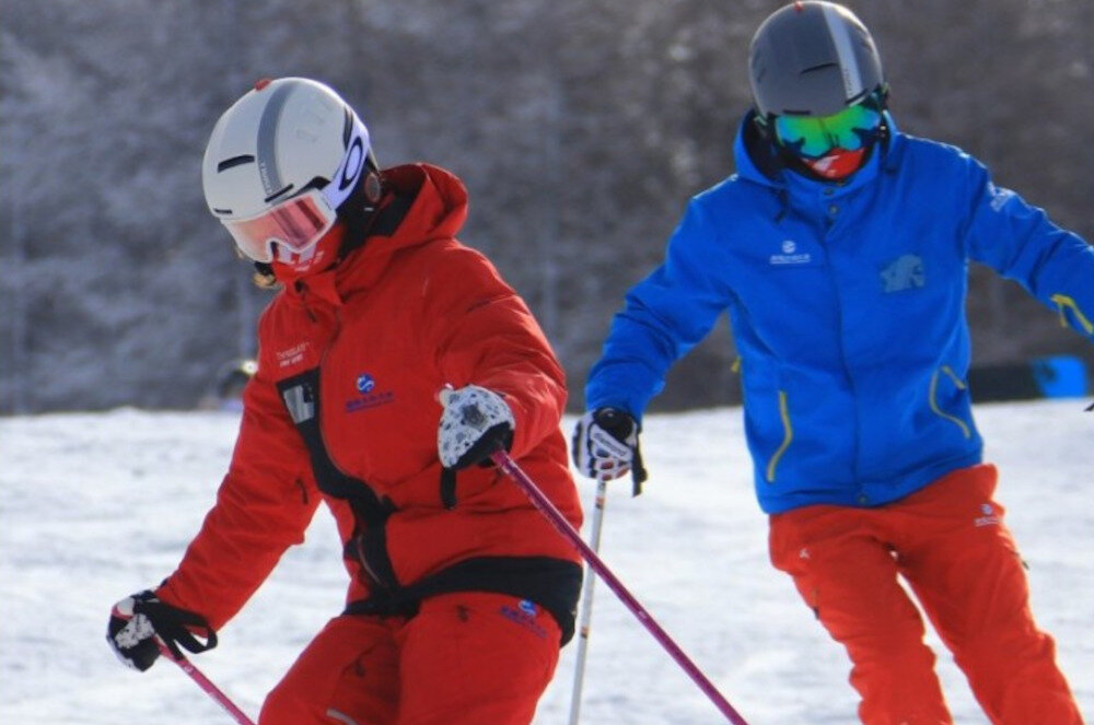 Kask narciarski LIVALL RS1 Biały (rozmiar L) wygląd prezentacja wizualizacja design Bezpieczeństwo i łączność