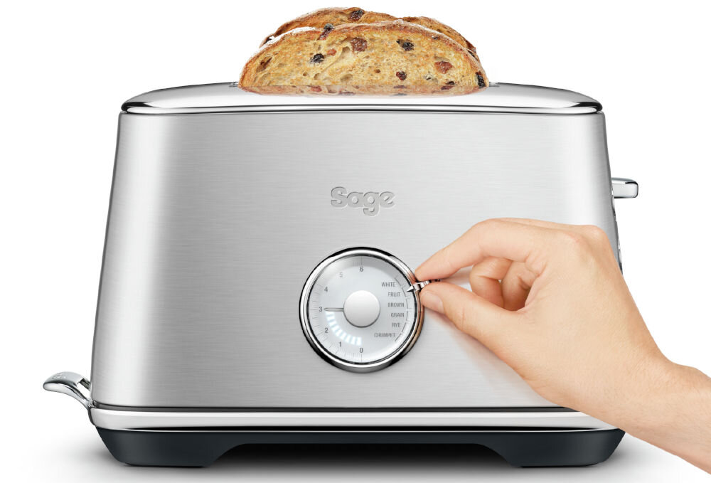 Toster SAGE STA735BSS białe tło srebrny toster kromki w otworach osoba łapie za mały uchwyt na zegarze prosty obrotowy regulator czytelny wyświetlacz LED precyzyjne dostosowanie poziomu opiekania i rodzaju pieczywa sześć dostępnych opcji White Fruit Brown Grain Rye Crumpet sześć stopni intensywności opiekania Wbudowane diody LED intuicyjny w obsłudze