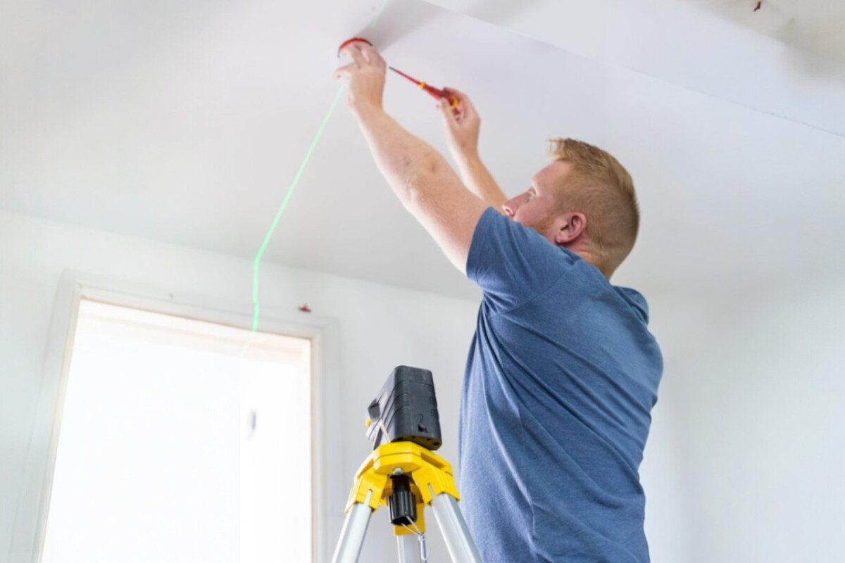 Laser punktowo-krzyżowy STANLEY FMHT77598-1, zasięg, detektor, budowa, linia, Montaż oświetlenia na suficie z wykorzystaniem lasera na statywie i zielonej wiązki.