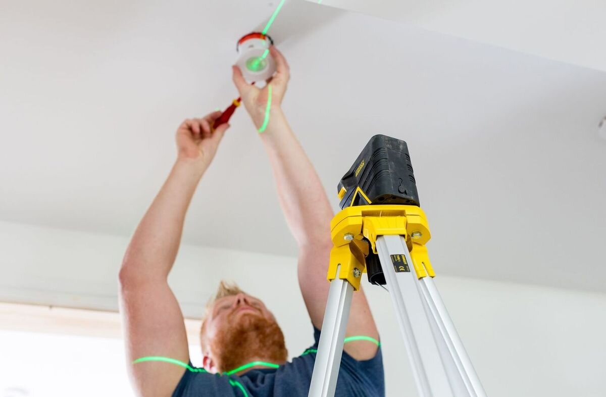 Laser punktowo-krzyżowy STANLEY FMHT77598-1, magnes, statyw, montaż, stabilność, Precyzyjne wyznaczanie punktów na suficie przez laser zielony podczas prac instalacyjnych.